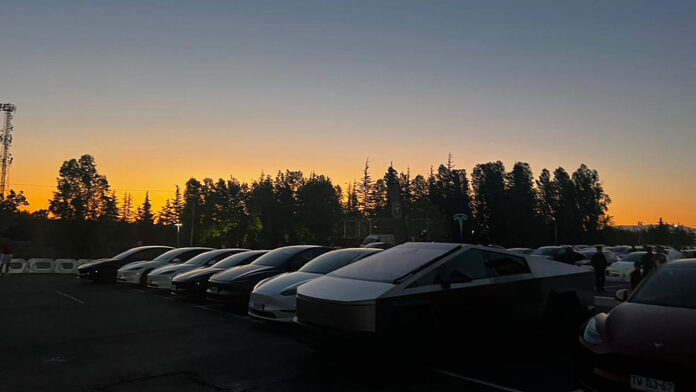 record_para_latinoamerica_el_tesla_light_show_congrego_135_vehiculos_sincronizados_provenientes_de_todo_el_pais_1