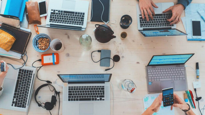 estudio_revela_que_trabajadores_creen_que_en_sus_empresas_existen_10_apps_para_trabajar_cuando_realmente_hay_600_1