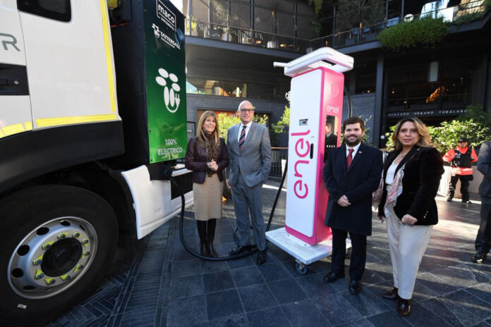 presentan_primera_carretera_electrica_de_alta_potencia_para_camiones_de_carga_en_la_ruta_cinco_sur_1
