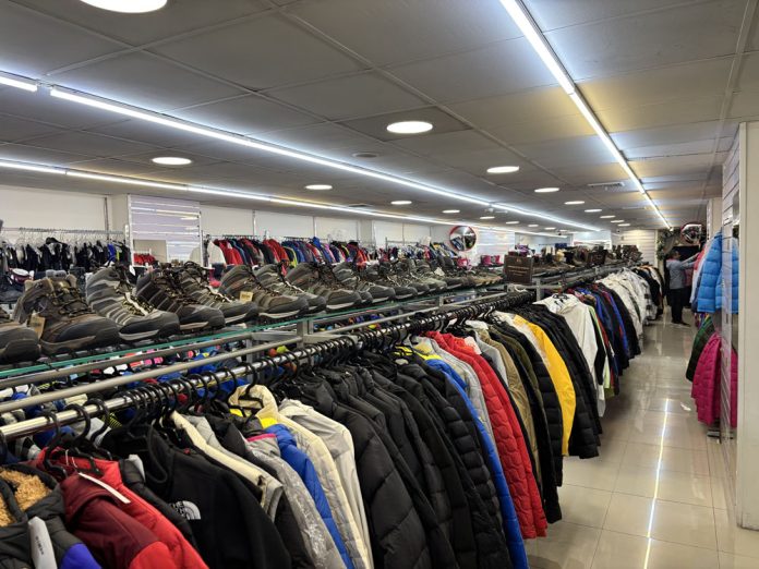 del_abrigo_funcional_al_estilo_con_personalidad_boutique_que_ofrece_ropa_termica_a_precios_bajos_para_enfrentar_bajas_temperaturas_y_lluvias_1