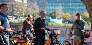 Expertos internacionales recorrieron Santiago en bicicleta para analizar su transformación urbana