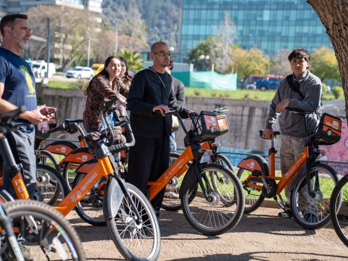 expertos_internacionales_recorrieron_santiago_en_bicicleta_para_analizar_su_transformacion_urbana_1